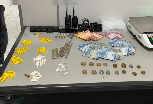 Com o suspeito, os policiais apreenderam 78 pinos de cocaína, 22 pedras de crack, nove pinos de skunk, 15 porções de maconha, quatro papelotes de haxixe e um rádio comunicador.