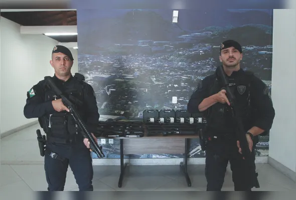 agente Lorenço e o comandante da Guarda Municipal de Cariacica, Lucas Pereira, apresentam o armamento