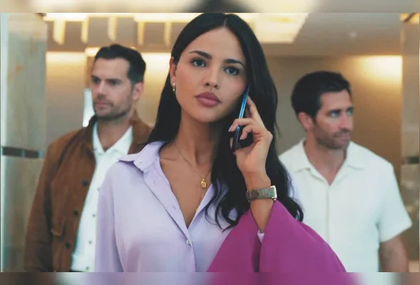 No filme, a atriz Eiza Gonzáleze e os atores  Henry Cavill e Jake Gyllenhaal vivem uma aventura explosiva