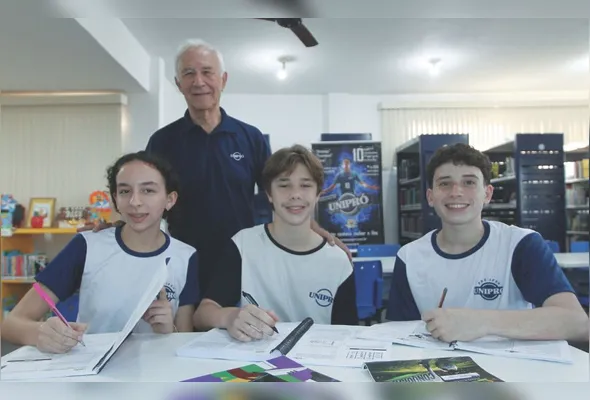 Professor Jaime Regatieri com os estudantes Isabela, Lucas e Pedro que se preparam para a prova do Ifes