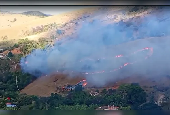 Chamas se alastraram rapidamente devido ao vento e um helicóptero precisou ser utilizado no combate ao fogo
