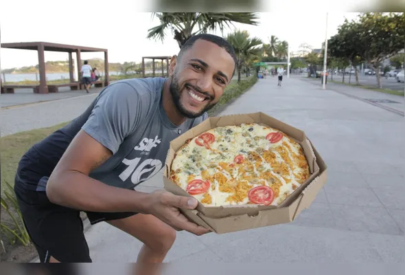 Imagem ilustrativa da imagem Influencer baiano distribui pizza  na orla da Camburi