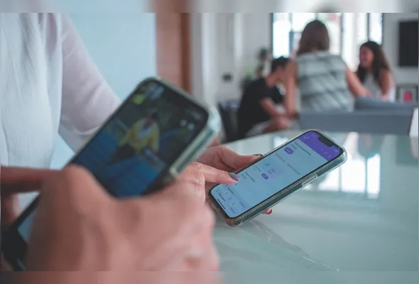 Celulares com apps de bancos digitais, 
que exigem supervisão de responsável quando a conta pertence a menores 
de idade