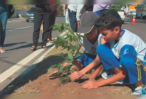 Estudantes da rede municipal de ensino de Guarapari acompanharam de perto o processo de plantio e aprenderam sobre a importância da preservação ambiental e dos espaços verdes