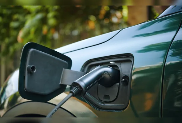 Carros elétricos ganham espaço nas garagens de condomínios e geram novos desafios para moradores