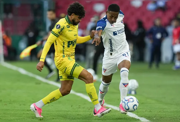 Daniel Borges (e), do Mirassol, disputa lance com José Carabali, da LDU, na partida de volta das oitavas de final da Copa Libertadores 2026, em Quito, no Equador, nesta quinta-feira, 20