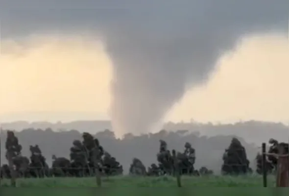 Imagens gravadas por moradores mostram o fenômeno avançando sobre áreas de campo