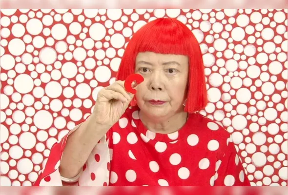 Kusama é mais conhecida pelas bolinhas típicas de seus trabalhos