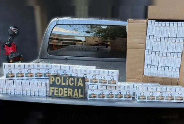 Durante o cumprimento dos mandados, foram apreendidos aproximadamente 1,1 mil maços de cigarros de origem estrangeira