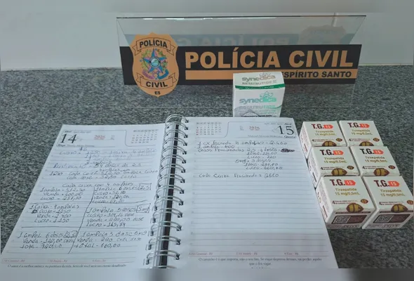 Produtos irregulares  e uma agenda com nomes e dados de compradores apreendidos pela polícia