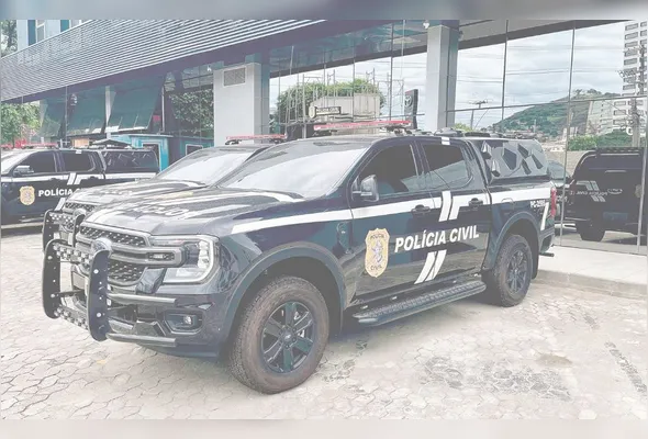 viatura 
da polícia civil: Equipes da Delegacia Especializada 
de Proteção ao Meio Ambiente (Depma) estiveram no condomínio para dar início às investigações