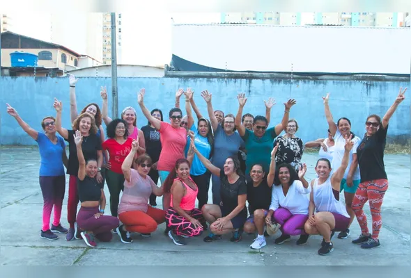 Alunas de várias idades aprendem diferentes estilos nas aulas de dança da professora Kaline Carvalho (ao centro, de azul)