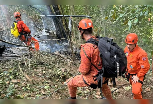 De acordo com o Corpo de Bombeiros, a queda ocorreu numa área de difícil acesso e provocou um incêndio, já controlado