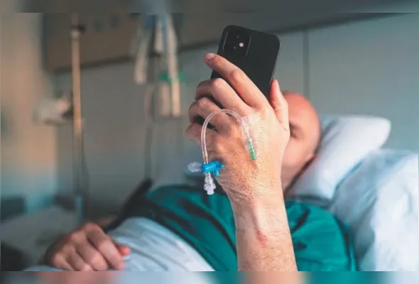 Paciente com celular: nas redes sociais é possível achar receitas que prometem curar problemas de saúde
