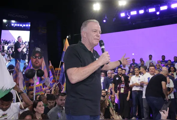 Renato Casagrande discursa durante convenção estadual do MDB