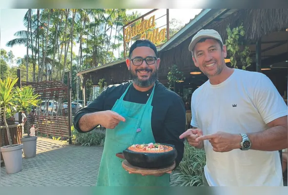 Chef Alex Cordeiro e Vaninho Brasil, dono do Buena Villa Bistrô: arroz cremoso de camarão na panela de barro