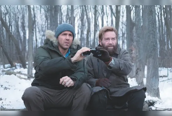 Reynolds interpreta o tenente Troy Kell e   Branagh faz o papel de ex-agente da KGB em aventura na Guerra Fria