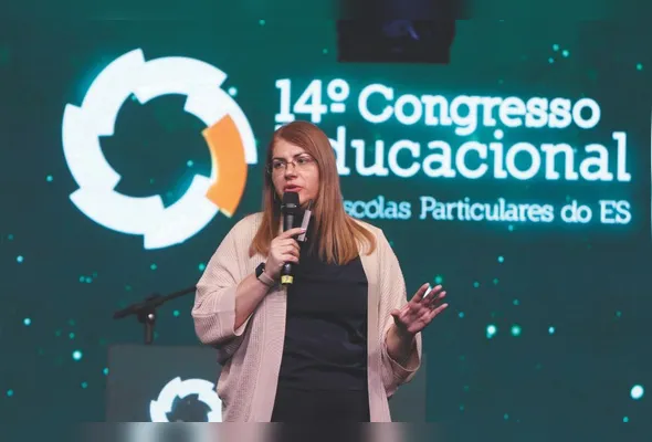 Débora Garofalo, eleita a professora mais influente do mundo em 2026, defende que a tecnologia precisa ter propósito e estar a serviço da aprendizagem