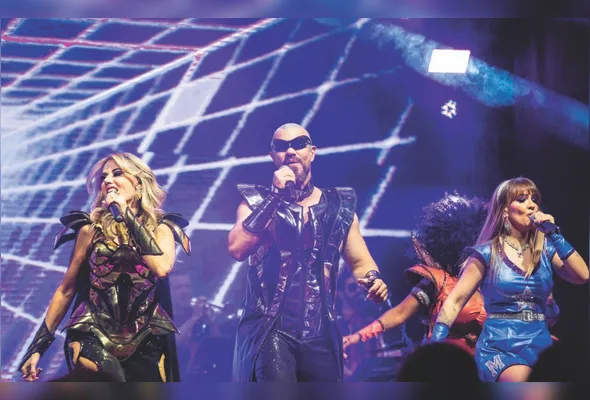 Rod Hanna apresenta show  marcado por figurinos brilhantes, efeitos visuais e uma experiência sonora imersiva