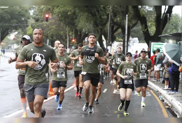 Imagem ilustrativa da imagem Sob chuva, Corrida do Soldado reúne 3 mil pessoas em Vitória