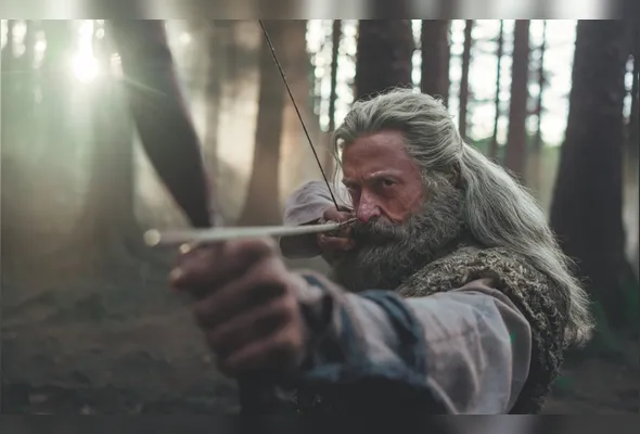 Hugh Jackman interpreta um Robin Hood envelhecido e marcado pela violência