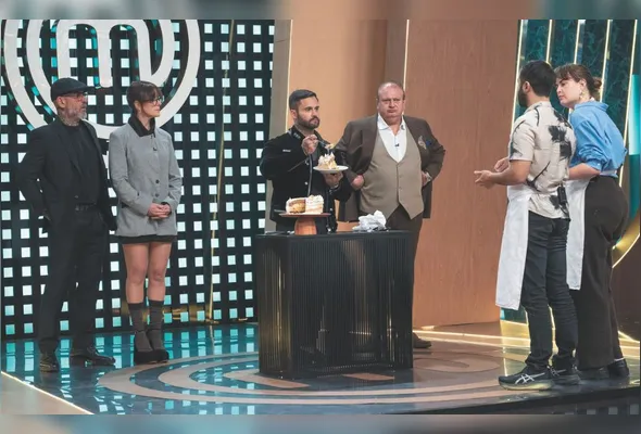 Diego Lozano, jurado do “MasterChef Confeitaria”, avalia sobremesa