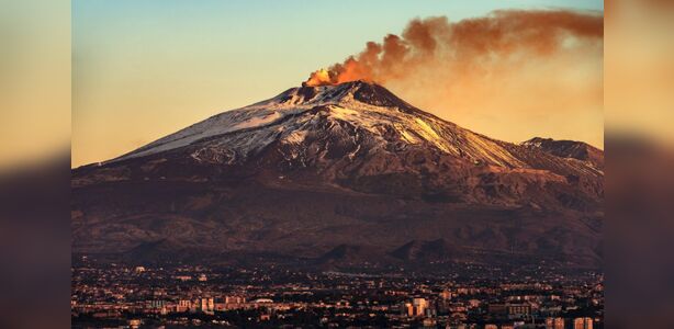 Erupção do vulcão Etna provoca suspensão de voos em aeroporto da Sicília, na Itália