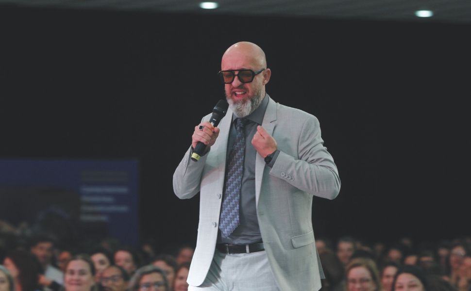 “Professor sempre vai ser melhor  do que a IA”, diz Carpinejar