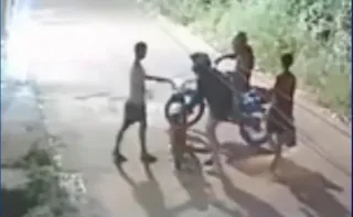 Imagem ilustrativa da imagem Adolescente é agredido e tem bike elétrica roubada por criminosos em Cariacica