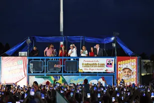 Imagem ilustrativa da imagem “Ato vergonhoso”, diz Lula sobre fuga de Flávio Bolsonaro