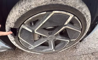 Imagem ilustrativa da imagem Buraco em rodovia fura pneus de quatro carros em curto período de tempo