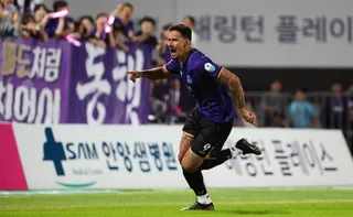 Imagem ilustrativa da imagem Capixaba marca em 150º jogo e faz gol contra lenda da Coreia do Sul