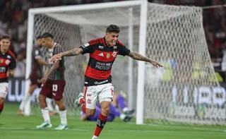 Imagem ilustrativa da imagem Carrascal decide, Flamengo vence o Fluminense e segue líder do Brasileiro