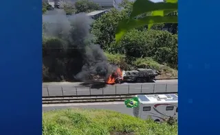 Imagem ilustrativa da imagem Carreta pega fogo na Rodovia do Contorno, em Cariacica; confira o vídeo
