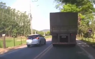 Imagem ilustrativa da imagem Carro realiza ultrapassagem perigosa na ES-166, em Cachoeiro; confira o vídeo