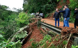 Imagem ilustrativa da imagem Chuvas no PR destroem trechos de rodovias, e cidades estão sem água e energia