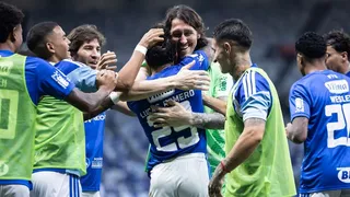 Imagem ilustrativa da imagem Cruzeiro vence o Athletico-PR no Mineirão e encosta no G-4