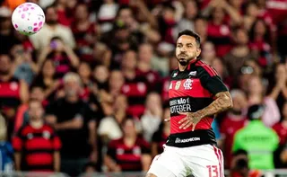 Imagem ilustrativa da imagem Flamengo critica 'conivência da arbitragem' após lesão de Danilo