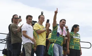 Imagem ilustrativa da imagem Flávio Bolsonaro chama pai de 'professor' em ato com Tarcísio no ES
