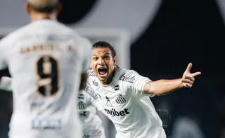 Imagem ilustrativa da imagem Gabigol vira garçom, Santos faz 2 a 0 e abre vantagem sobre o Atlético-MG