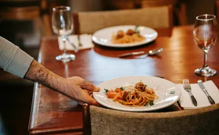 Imagem ilustrativa da imagem Governo Lula promete alívio a bares e restaurantes impactados pelo fim da 6 x 1