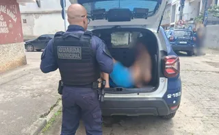 Imagem ilustrativa da imagem Homem é preso por ameaçar familiares e colocar fogo em móveis dentro de casa