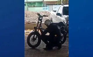 Imagem ilustrativa da imagem Jovem furta bike elétrica em carrinho de supermercado e é presa 10 minutos depois
