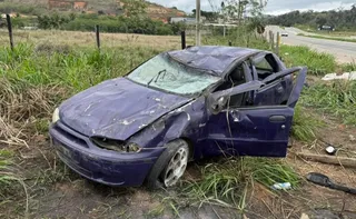 Imagem ilustrativa da imagem Motorista sem CNH capota carro e passageiro fica em estado grave em Cachoeiro