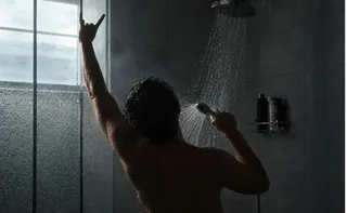 Imagem ilustrativa da imagem PM recebe denúncia de surto psicótico e acha roqueiro cantando em banheiro no PR