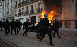 Imagem ilustrativa da imagem Protestos fecham Louvre e França adota toques de recolher