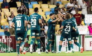 Imagem ilustrativa da imagem Savarino brilha com três gols e lidera goleada do Fluminense sobre Coritiba