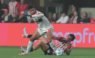 Imagem ilustrativa da imagem Sem chutar a gol na Argentina, Flamengo sobrevive na Libertadores