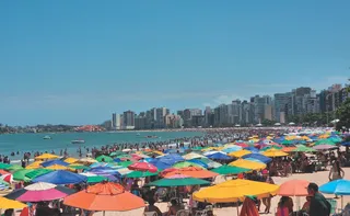 Imagem ilustrativa da imagem Semana do Saco Cheio: turistas lotam praias e hotéis em Guarapari