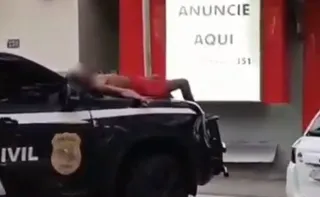 Imagem ilustrativa da imagem VÍDEO: homem dorme sobre capô de viatura da Polícia Civil em Anchieta
